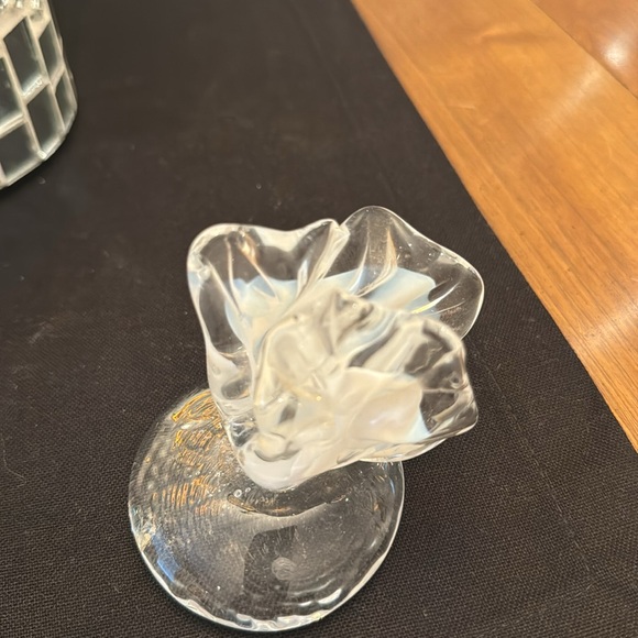 BUNDLE OF VASES AND PAPERWEIGHT - Picture 5 of 16